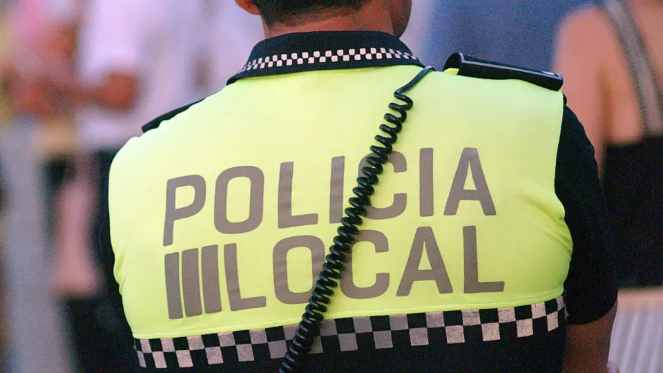 Un agente de la Polic&iacute;a local, de espaldas