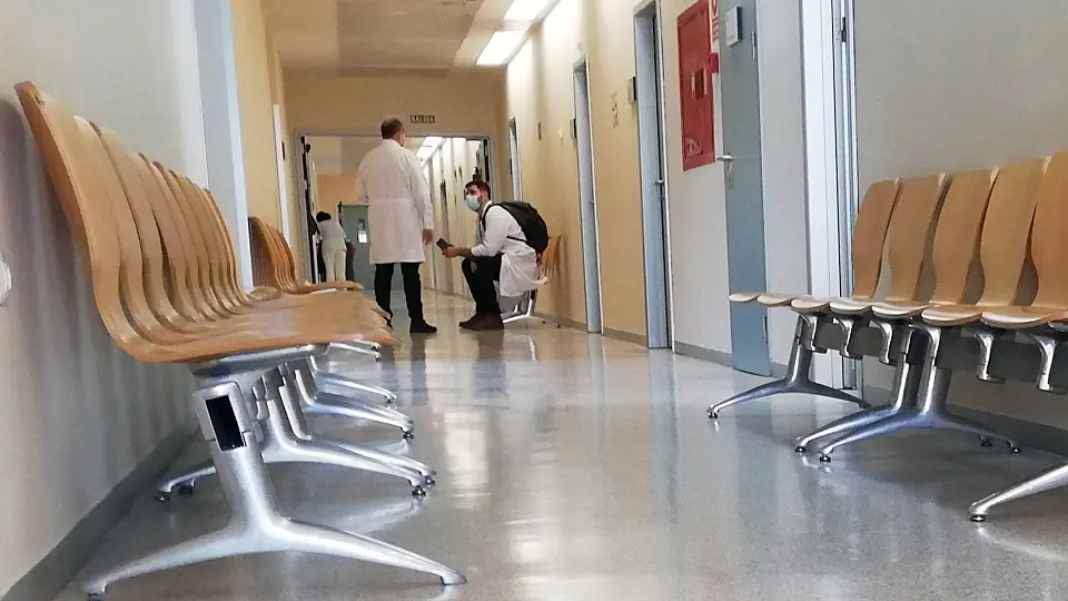 Dos m&eacute;dicos, en un pasillo del Hospital Universitario