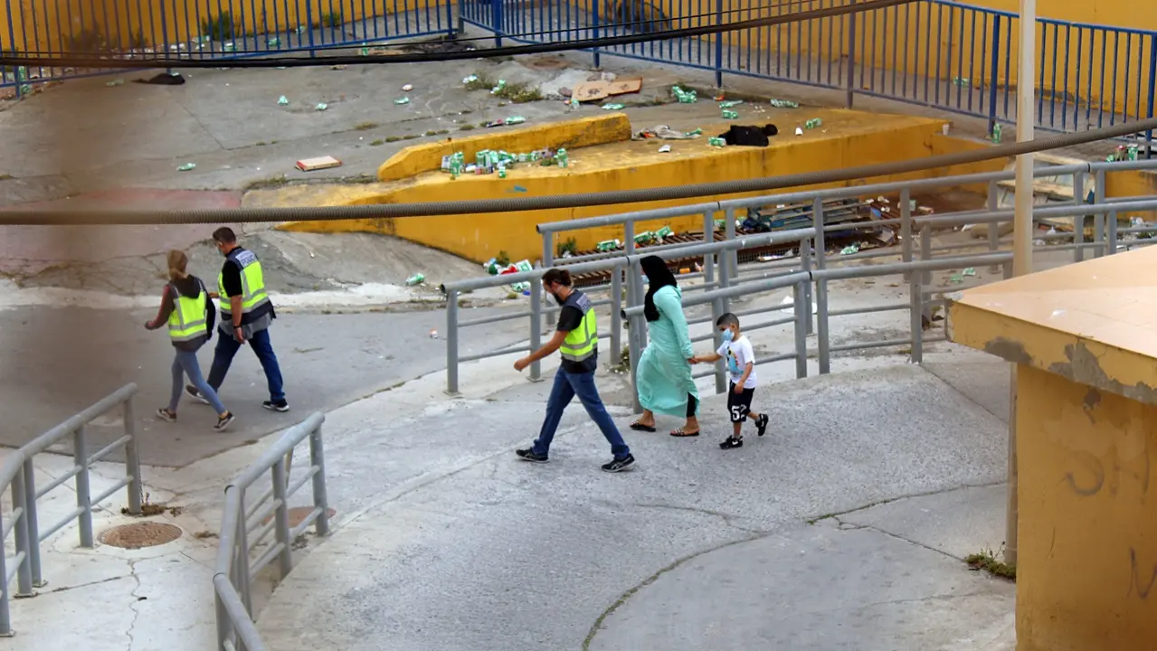 ni&ntilde;o polic&iacute;a mujer tarajal apaisada