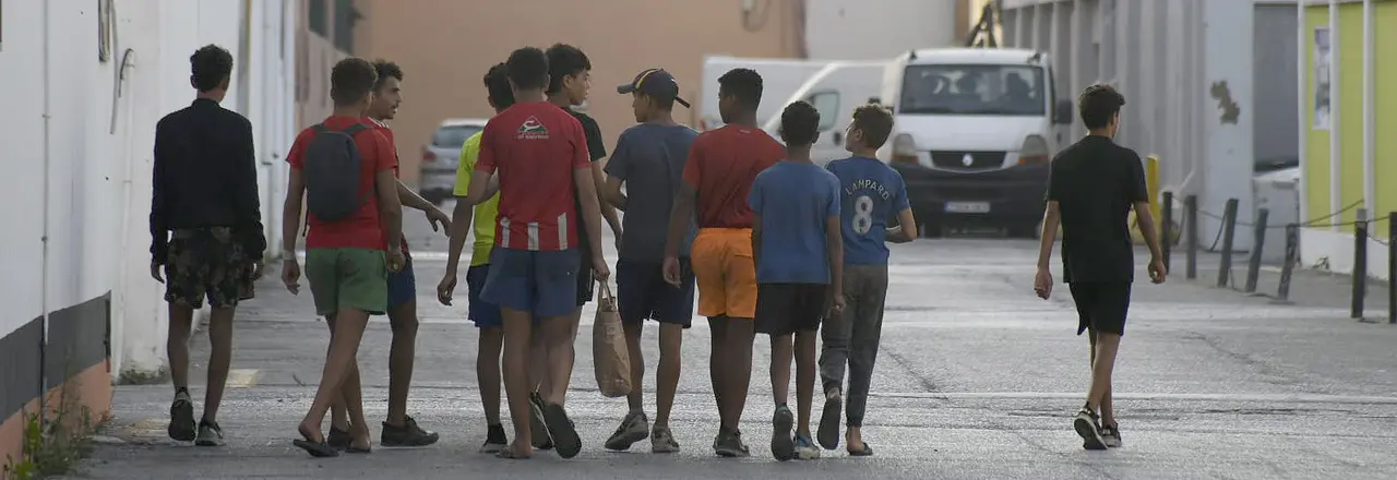 Grupo de menores solos en la zona portuaria