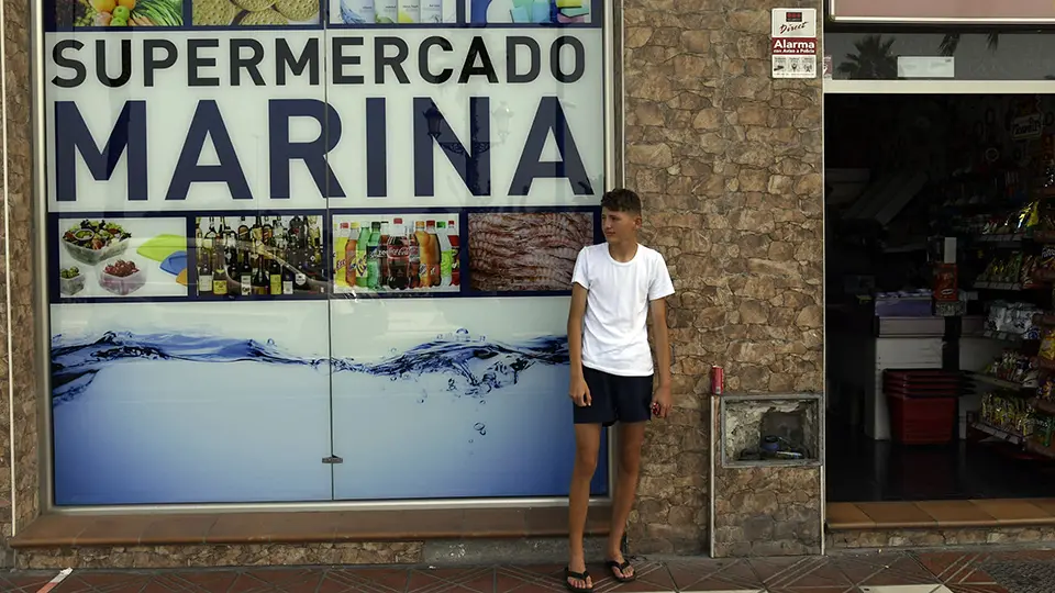 Un menor marroqu&ntilde;i pide ci&iexcl;omida a la puerta de un supermercado