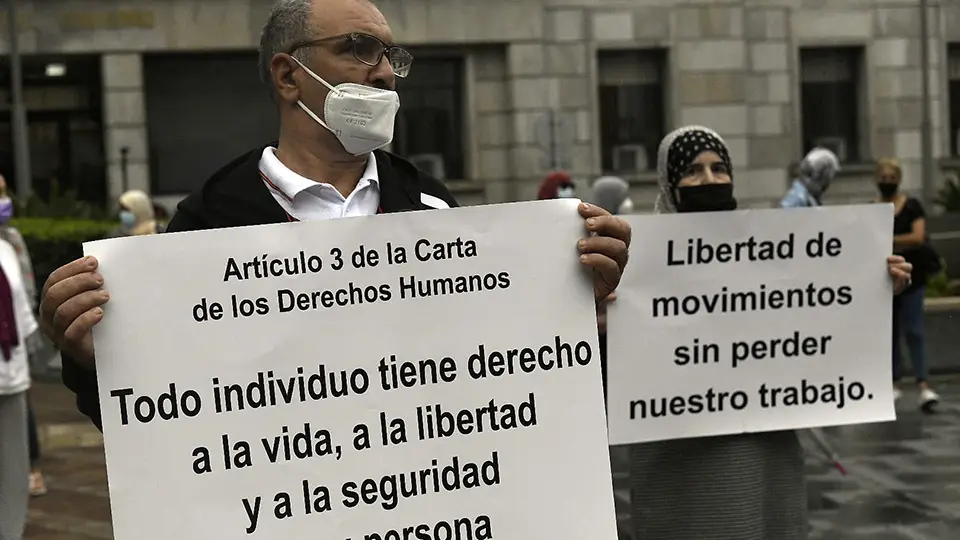 TRabajadores transfronterizos protestan frente a Delegaci&oacute;n