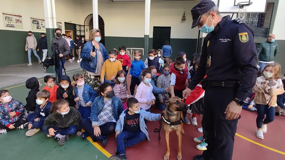 Un agebte de Polc&iacute;a y su perro con alumnos de los Agustinos