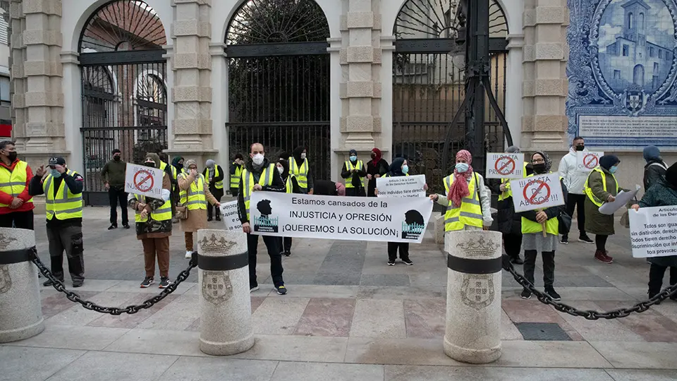 Concentraci&oacute;n de trabajadores transfroterizos frente al Ayuntaiento