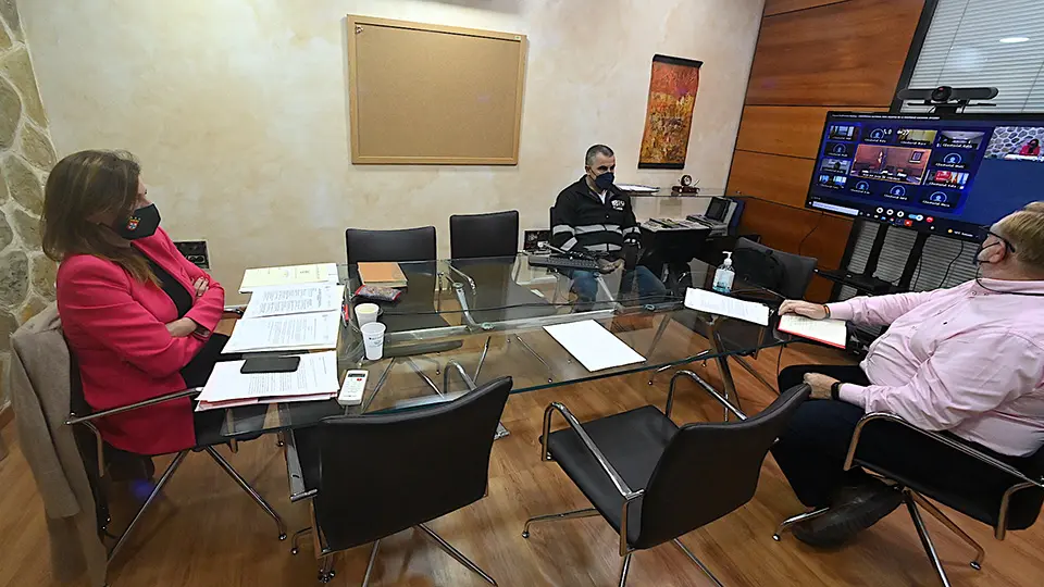 Mabel Deu junto a sus asesores en la sectorial_1