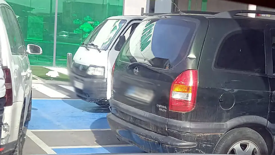 Aparcamiento para personas de movilidad reducida ocupados de forma indebida