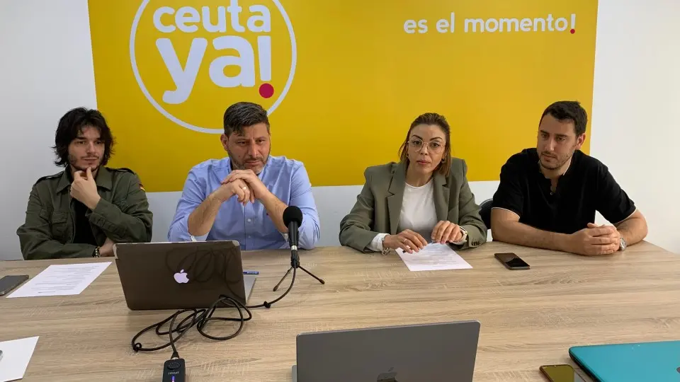 Varios representantes de Ceuta Ya!, en la sede del partido