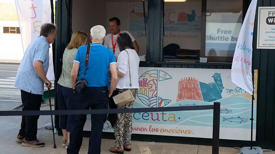 Servicios Tur&iacute;sticos atiende a turistas del Crucero Autota (9)