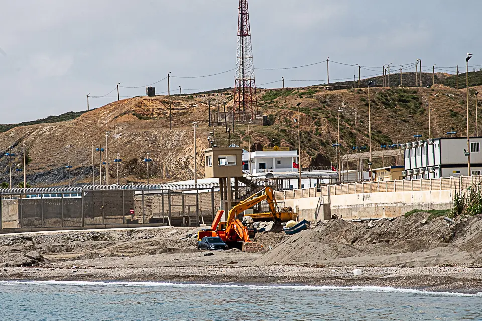 Trasvase de arena de la playa de la frontera.