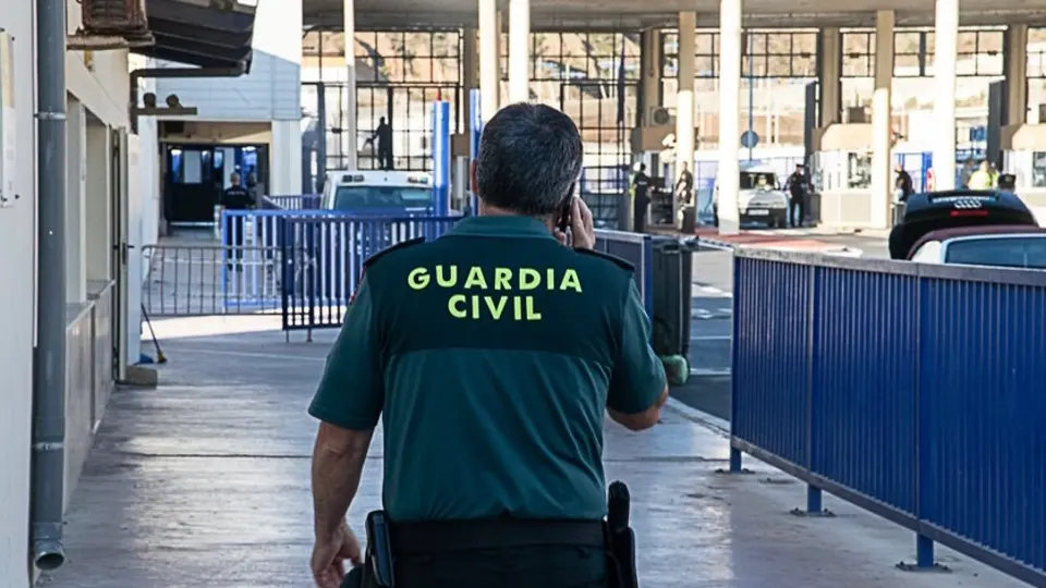 Un agente de la Guardia Civil, en la frontera de El Tarajal