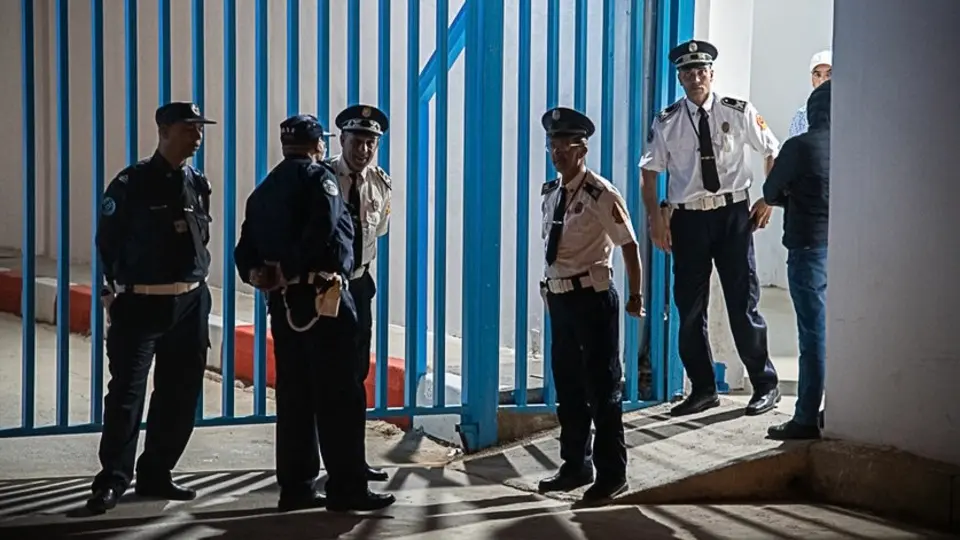 Varios agentes de la gendarmer&iacute;a marroqu&iacute;, en el per&iacute;metro fronterizo de El Tarajal