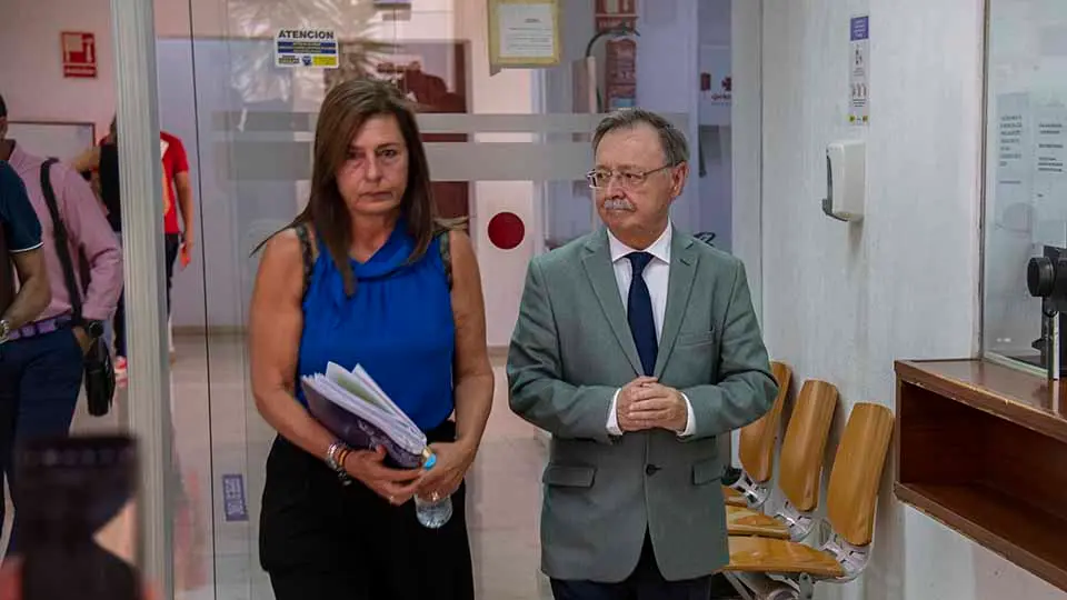 Mabel Deu y Juan Vivas a su salida de los Juzgados