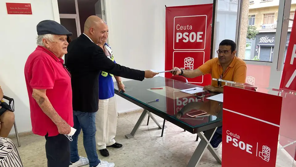Juan Guti&eacute;rrez vota en las primarias del PSOE