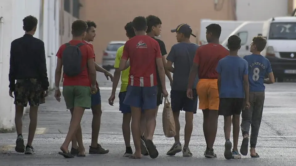 Un grupo de menores, en la zona portuaria / Archivo