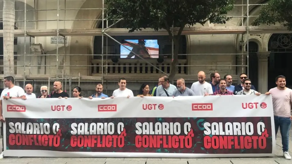 Representantes de UGT y CCOO, durante una concentraci&oacute;n en el paseo del Revell&iacute;n