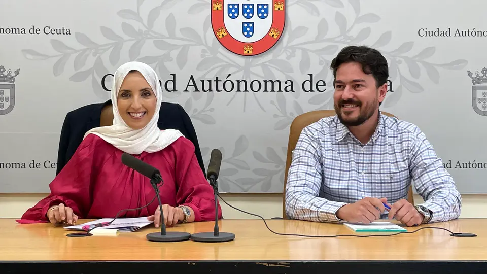 F&aacute;tima Hamed y Yussef Mebroud, en la sala de prensa del Palacio Auton&oacute;mico