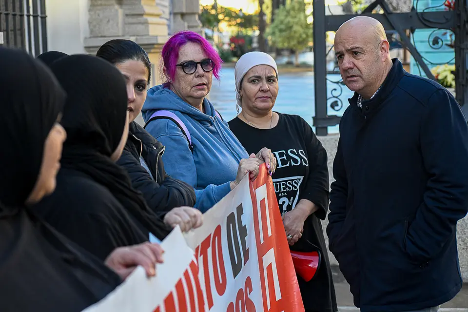 Juan Guti&eacute;rrez conversa con las trabajadoras en la concentraci&oacute;n de la plantilla de H&eacute;rcules frente al Palacio Auton&oacute;mico