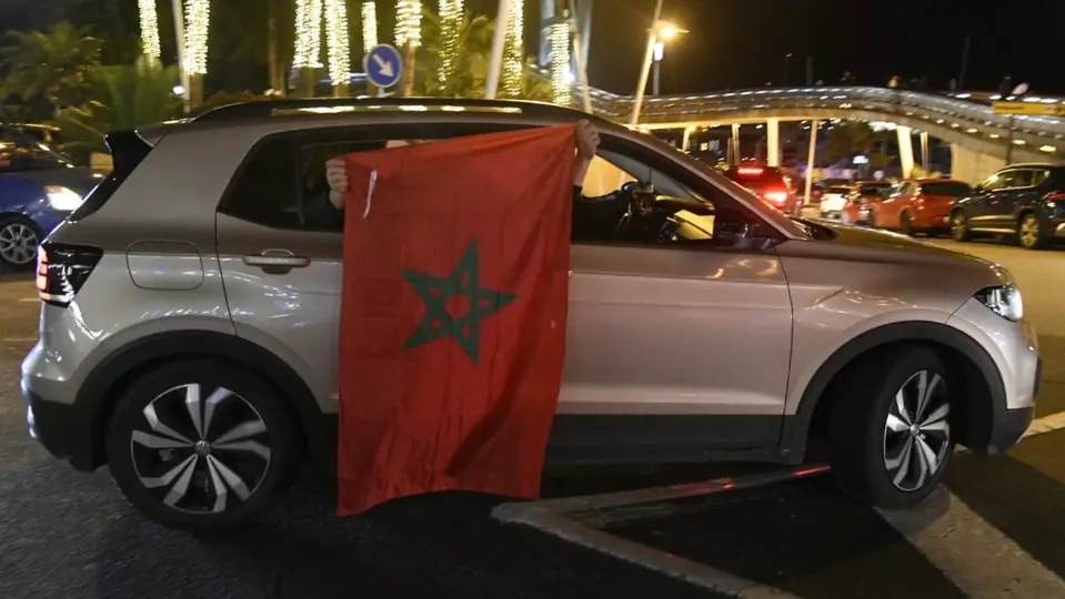 Un aficionado marroqu&iacute;, con una bandera de Marruecos