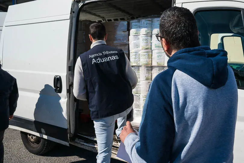 El primer cami&oacute;n de mercanc&iacute;as que cruza por la Aduana Comercal de Ceuta-7