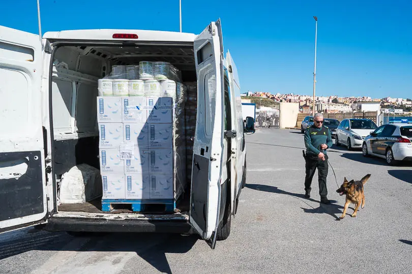El primer cami&oacute;n de mercanc&iacute;as que cruza por la Aduana Comercal de Ceuta-8