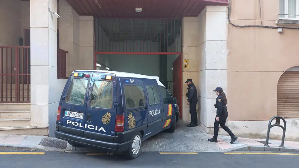 La Polic&iacute;a traslada alos detenidos al Palacio de Justicia