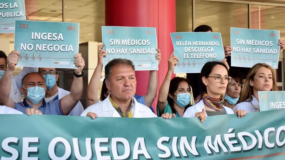 M&eacute;dicos concentraci&oacute;n huelga hospital INGESA
