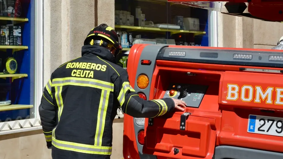 Un bombero, durante una intervenci&oacute;n en el edificio Silva / Alejandro Castillo