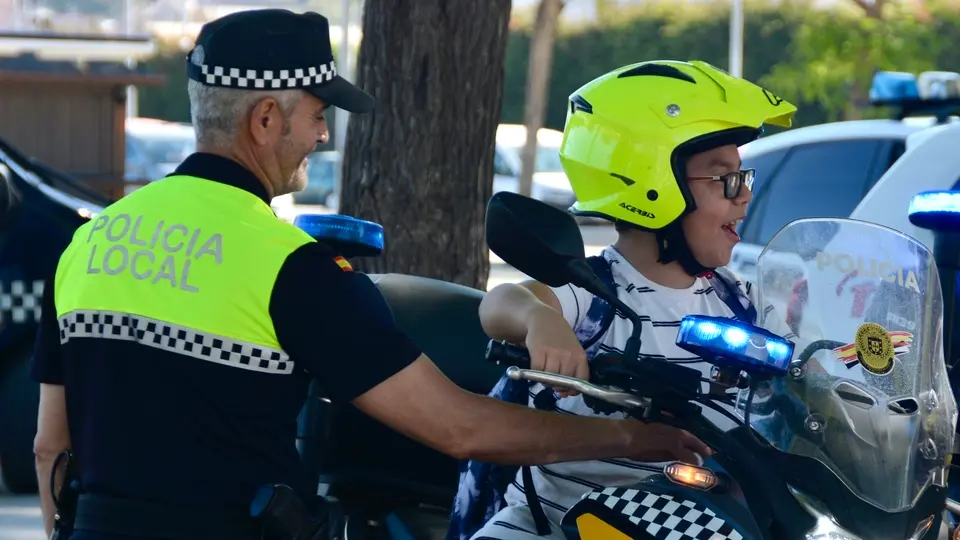 Polic&iacute;a local Marina exhibici&oacute;n ni&ntilde;os primaria