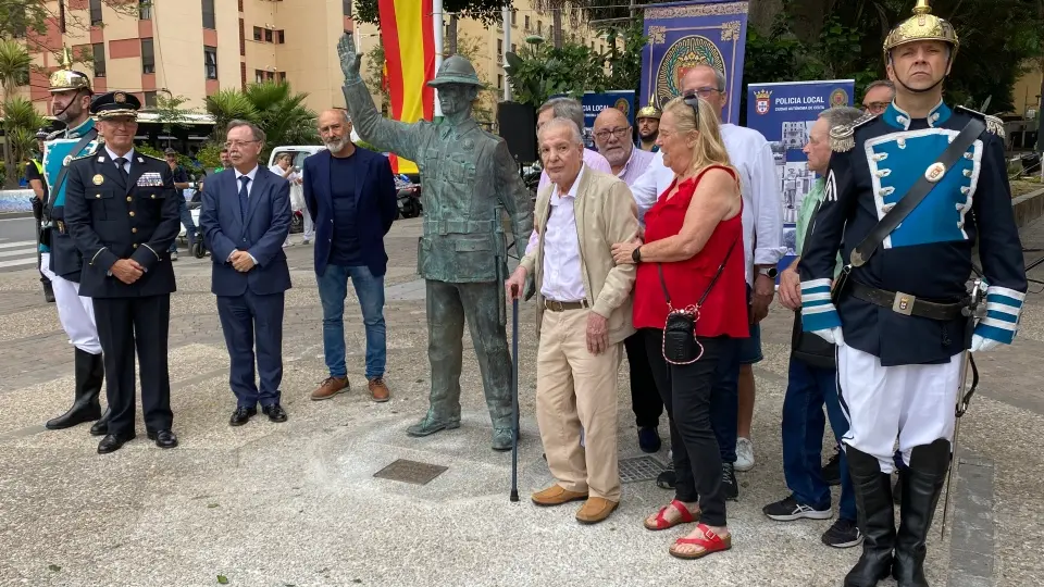 estatua poli local grupo
