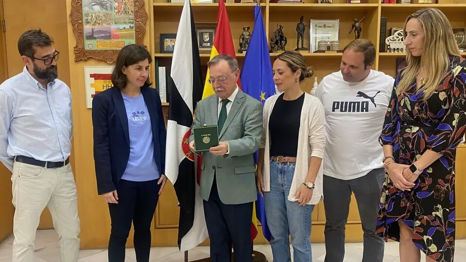 Juan Vivas y varios miembros de su Gabinete, durante una recepci&oacute;n a Elena P&eacute;rez