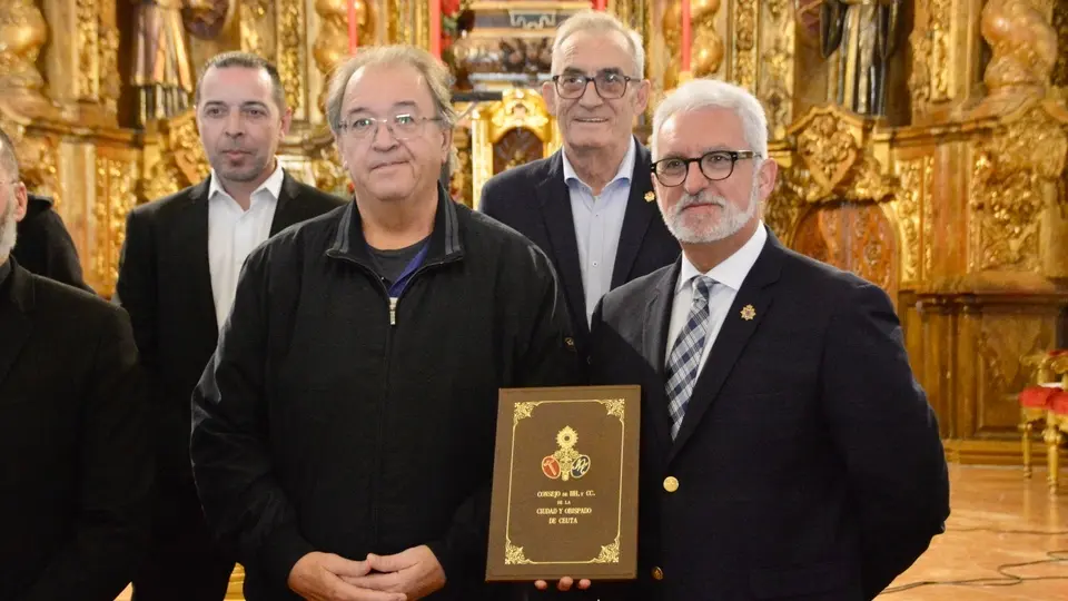 Consejo de Hermandes y Cofrad&iacute;as Iglesia de &Aacute;frica entrega guardas preg&oacute;n Semana Santa 2024