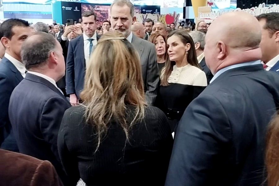  Los Reyes charlan con el diputado por Ceuta, Javier Celaya, a su paso por el stand de Ceuta en FITUR 