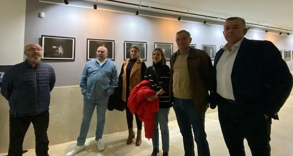 Asistentes a la inauguraci&oacute;n de la muestra de Petri Damst&eacute;n, en la sala FIAP del Revell&iacute;n.