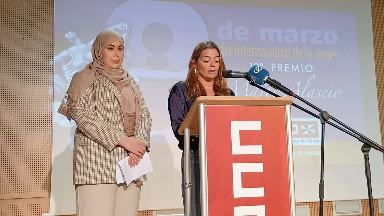  Irene Pascual y Nohalia Handad, del proyecto O'Cambalache, ha recogido el premio Maite Alascio de CCOO 