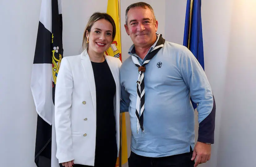 Pilar Orozco con el representante de los Scouts Omaha.