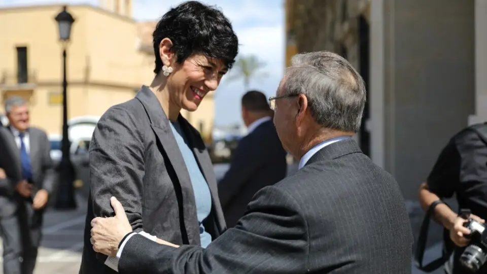 Elma Saiz y Juan Vivas, a las puertas del Palacio Auton&oacute;mico
