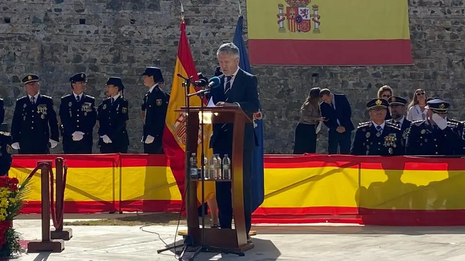 Un momento del acto de entrega de la bandera a la Polic&iacute;a Nacional de Ceuta.