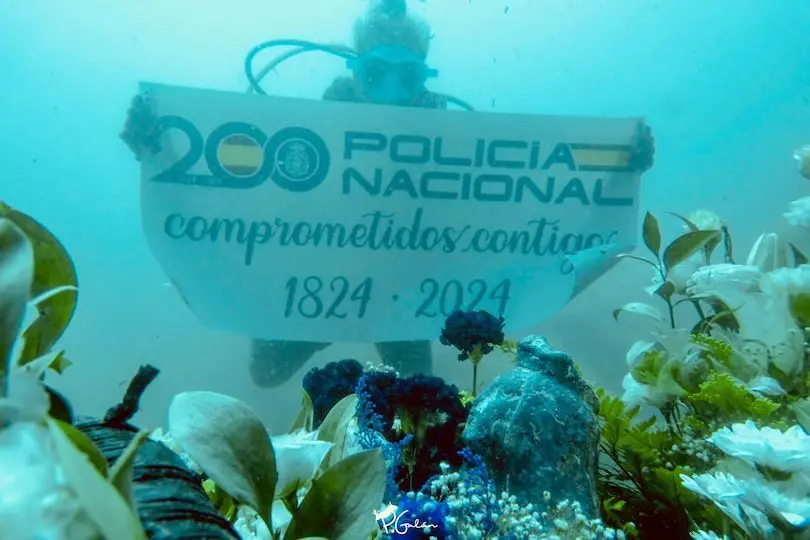 La Polic&iacute;a Nacional participa en la ofrenda floral a la Virgen del Carmen bajo el mar.