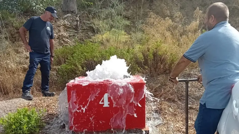 Operarios de ACEMSA, probando uno de los nuevos hidrantes de Garc&iacute;a Aldave
