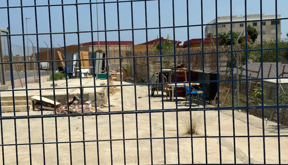 El espacio en el que descansan los trabajadores de Obimace en el pol&iacute;gono del Tarajal
