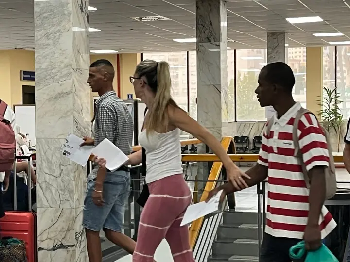 traslado-viaje-inmigrantes-ceti-estación-marítima6