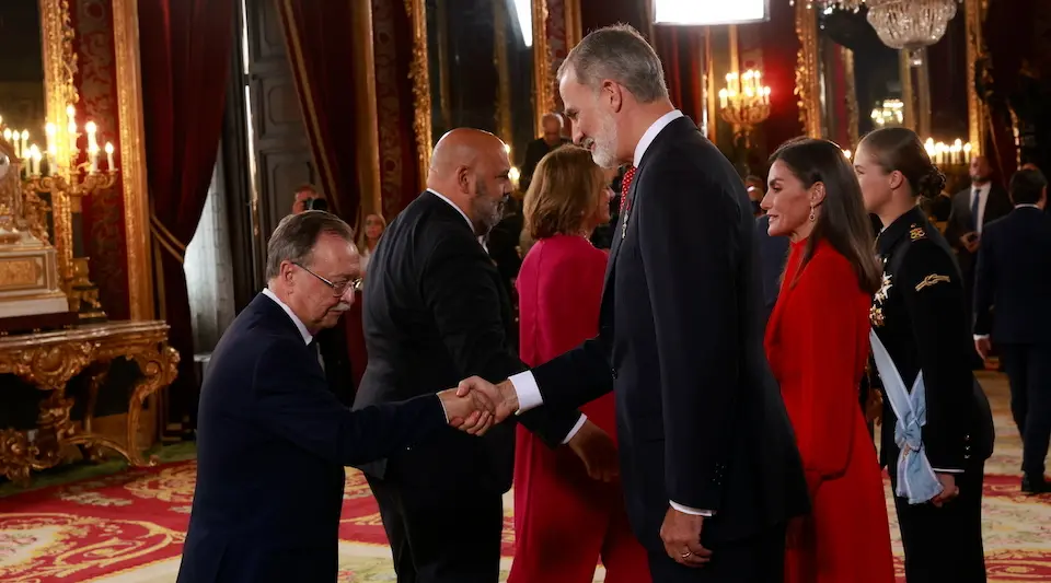 Juan Vivas, a la izquierda, da la mano a Felipe de Borb&oacute;n.