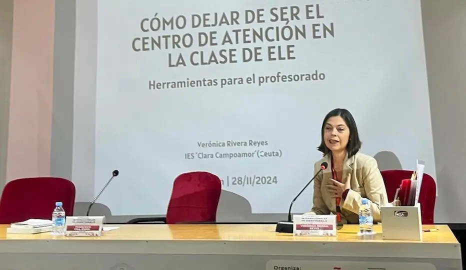 Ver&oacute;nica Rivera durante su ponencia en el Instituto Cervantes de Tetu&aacute;n.