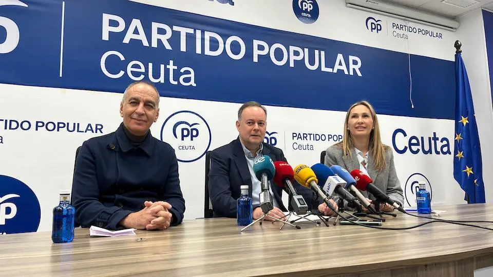 Javier Celaya, en el centro, durante su comparecencia.