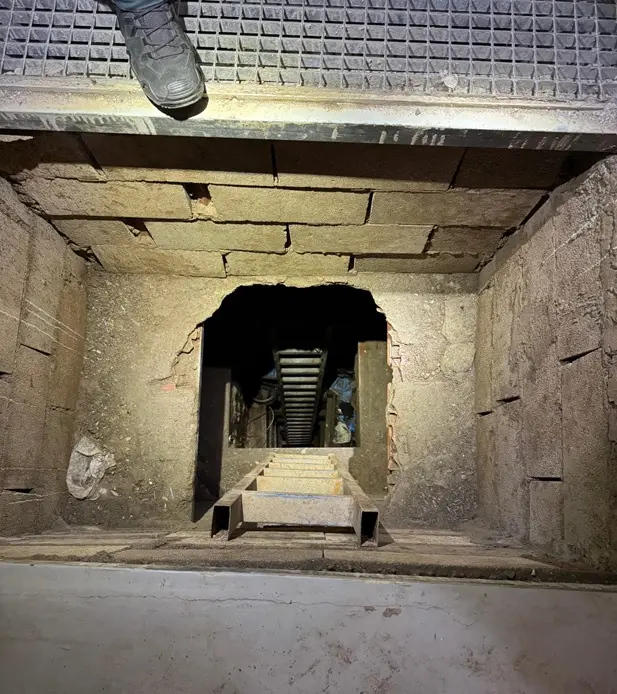 La entrada al t&uacute;nel utilizado por los narcos para pasar droga bajo el Tarajal