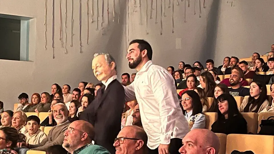 Actuación de la chirigota 'Aquí mando yo'. 8