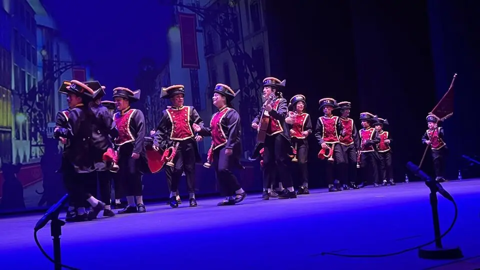 Actuación de la chirigota infantil 'Qué amargura'.16