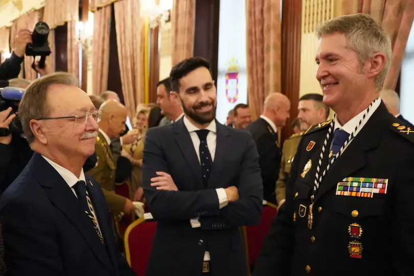 Por la izquierda, Juan Vivas, Rafael P&eacute;rez y Francisco L&oacute;pez Gordo, en el acto de entrega de la Medalla de Oro de la Ciudad a la Polic&iacute;a Nacional.