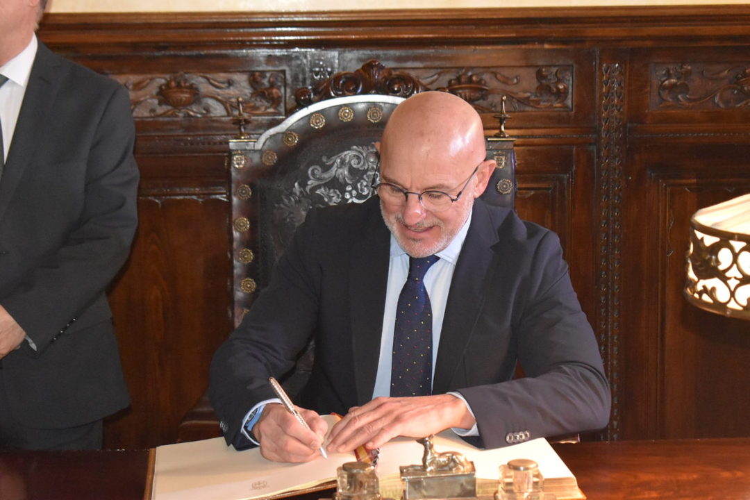  Luis de la Fuente firmando en el Libro de Honor / Rafa B&aacute;ez 