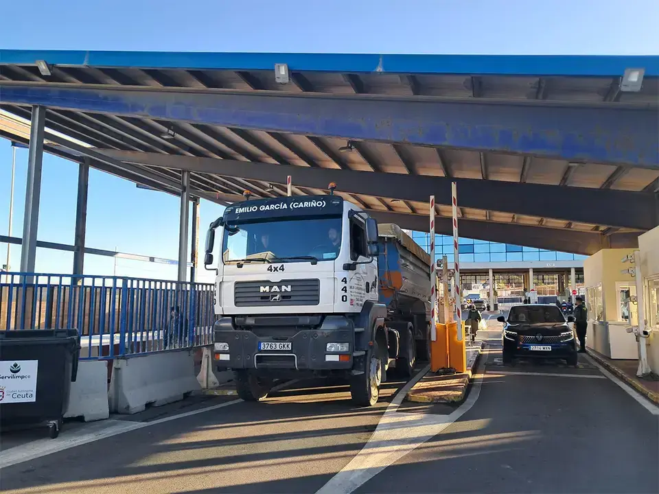 Un cami&oacute;n &aacute;ridos atraviesa la aduana comercial de Ceuta en el Tarajal